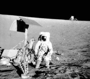 [02] Člen posádky Apolla 12 u sondy Surveyor 3